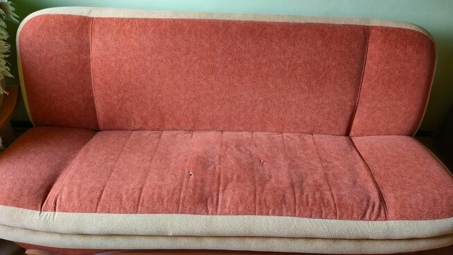 Oddam za darmo dwa regały, kanapę i fotel.