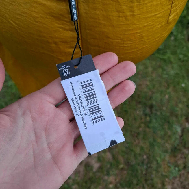 Zjawiskowa maxi PrettyLittleThing – głęboki dekolt i rozcięc