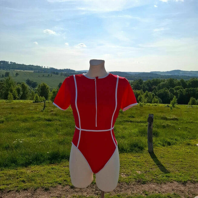 Czerwony strój kąpielowy z białymi lamówkami – nowy, sportow