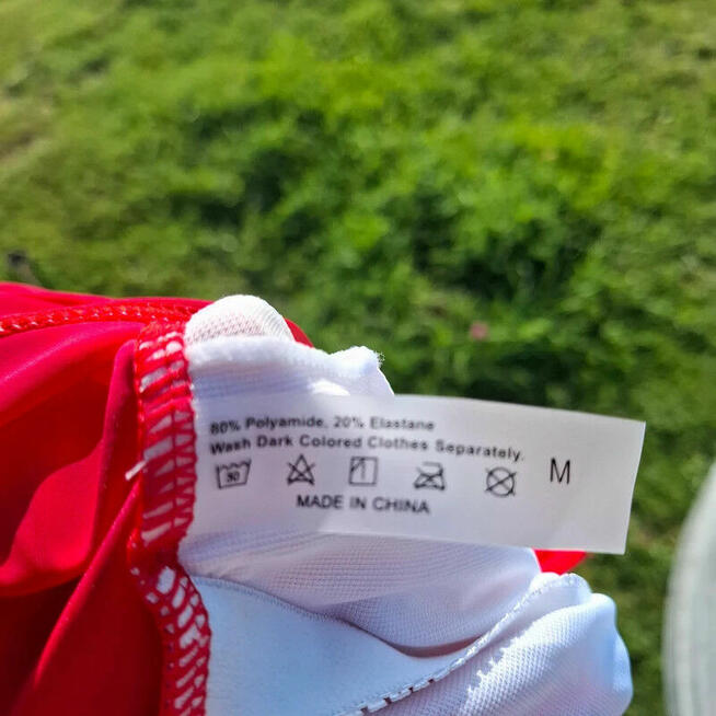 Czerwony strój kąpielowy z białymi lamówkami – nowy, sportow