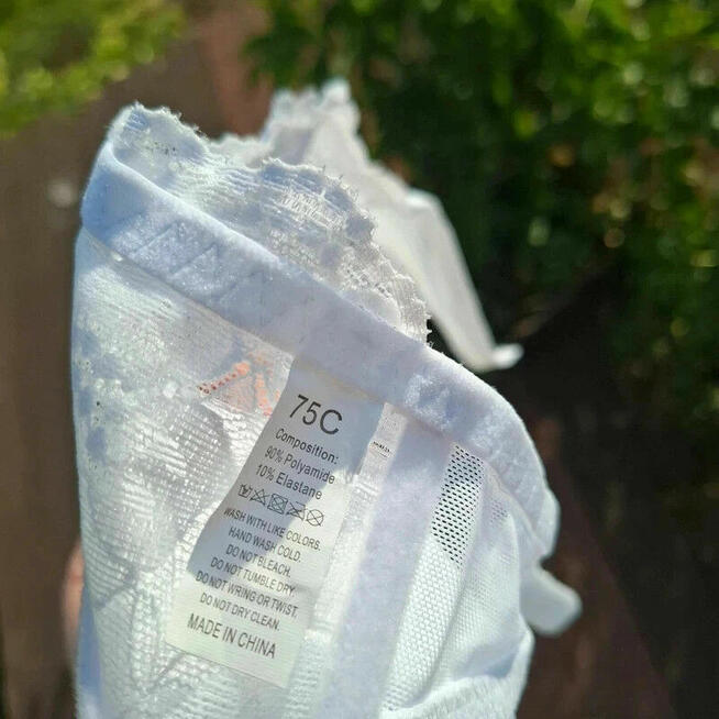 Biały koronkowy stanik 75C – nowy, elegancki i wygodny