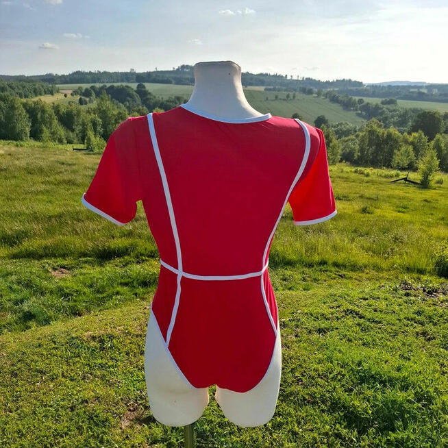 Czerwony strój kąpielowy z białymi lamówkami – nowy, sportow