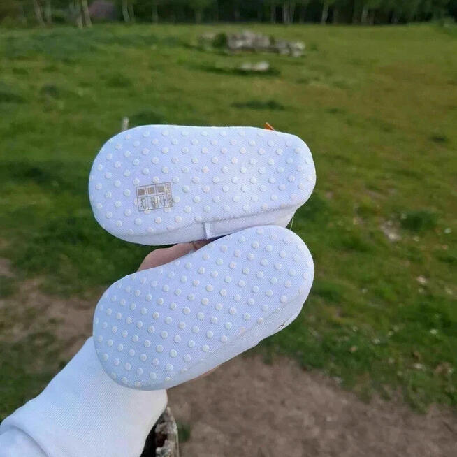 Białe buciki niemowlęce z kwiatkami – nowe, rozmiar 17, prez