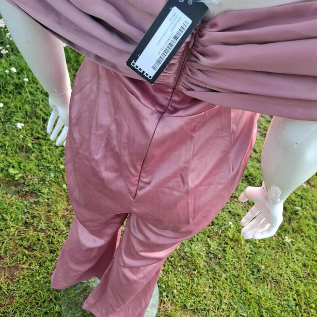 Nowy pudrowy kombinezon Boohoo M – elegancki, zmysłowy, na w