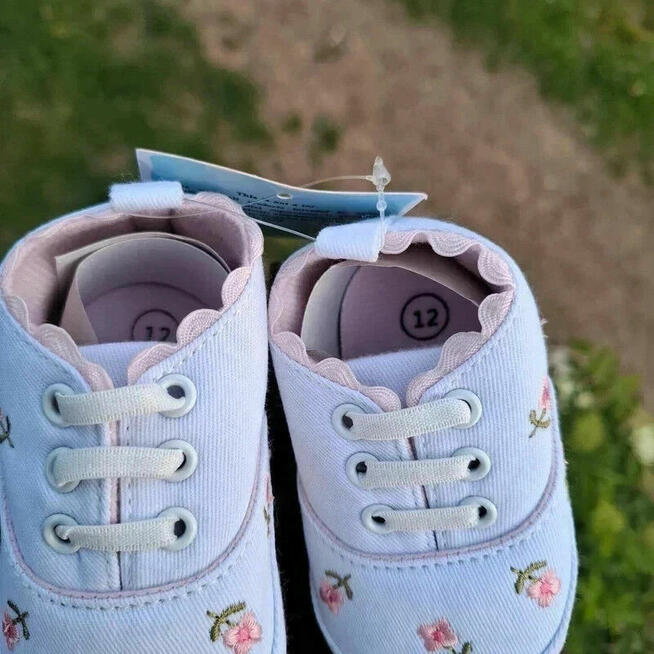 Białe buciki niemowlęce z kwiatkami – nowe, rozmiar 17, prez