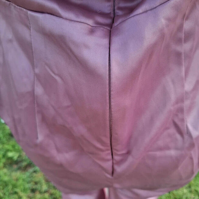 Nowy pudrowy kombinezon Boohoo M – elegancki, zmysłowy, na w