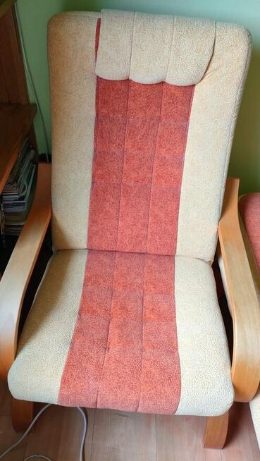 Oddam za darmo dwa regały, kanapę i fotel.