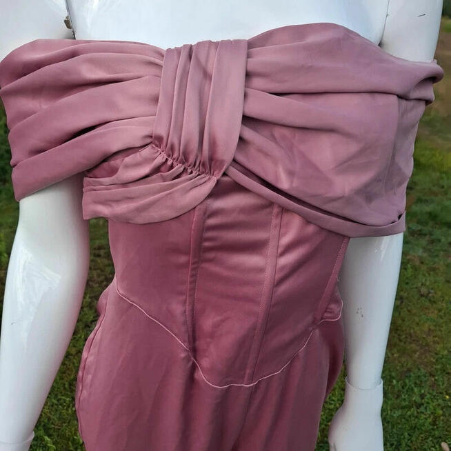 Nowy pudrowy kombinezon Boohoo M – elegancki, zmysłowy, na w