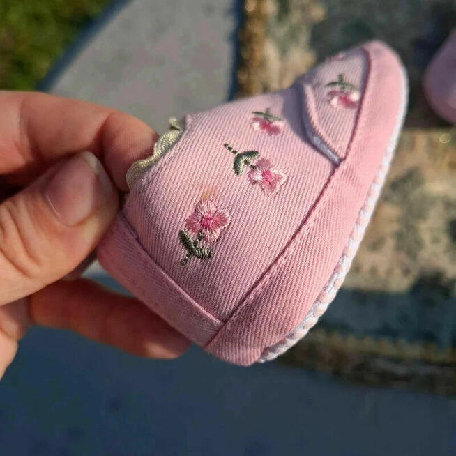 Nowe buciki niemowlęce z haftem – pudrowy róż, rozmiar 16, u