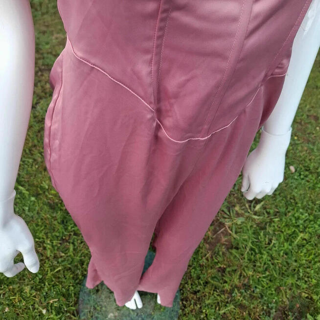 Nowy pudrowy kombinezon Boohoo M – elegancki, zmysłowy, na w