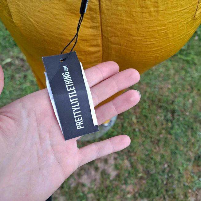 Zjawiskowa maxi PrettyLittleThing – głęboki dekolt i rozcięc