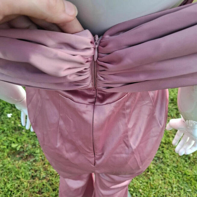 Nowy pudrowy kombinezon Boohoo M – elegancki, zmysłowy, na w