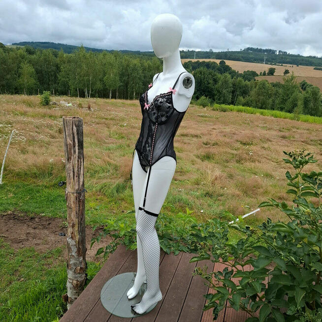 Zmysłowy komplet bielizny: koronkowe body + pończochy | rozm