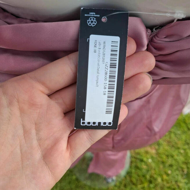 Nowy pudrowy kombinezon Boohoo M – elegancki, zmysłowy, na w