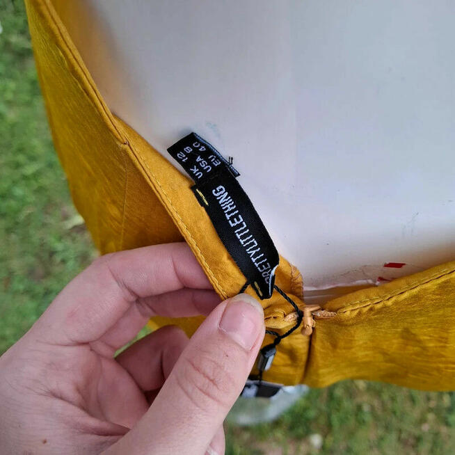 Zjawiskowa maxi PrettyLittleThing – głęboki dekolt i rozcięc