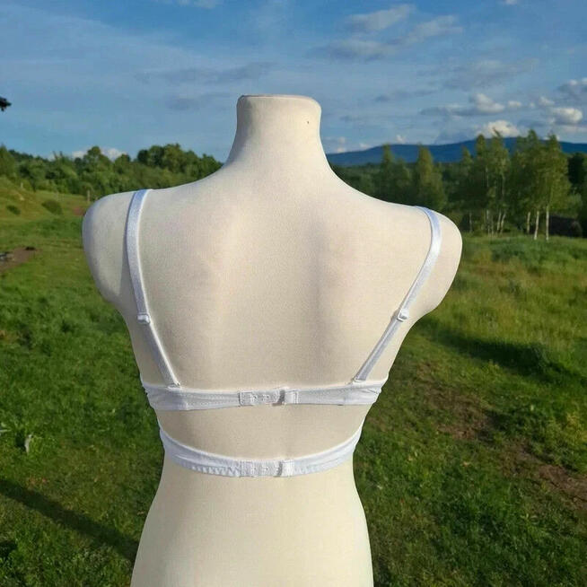 Biały koronkowy stanik 75C – nowy, elegancki i wygodny