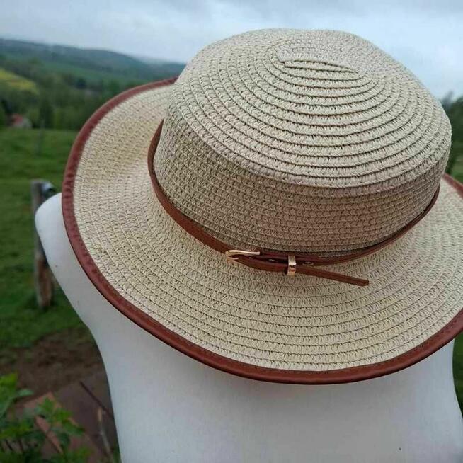 Kremowo-beżowy kapelusz z odpinanym paskiem z eko skóry