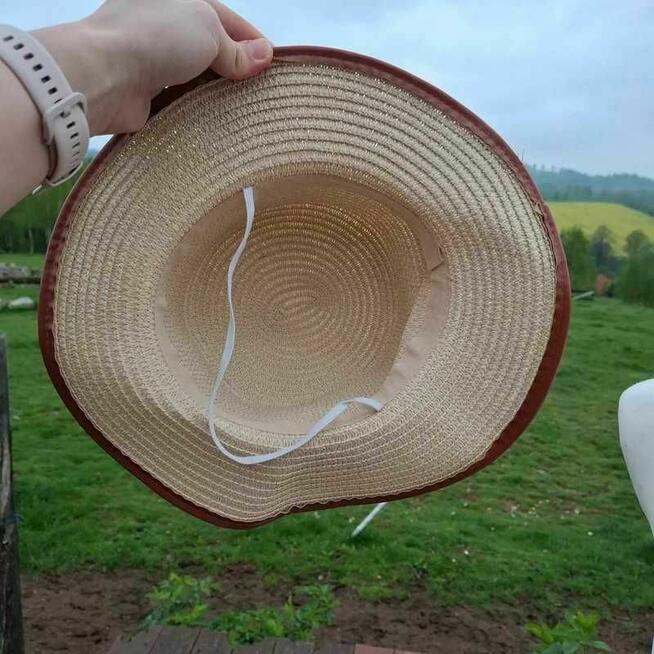 Kremowo-beżowy kapelusz z odpinanym paskiem z eko skóry