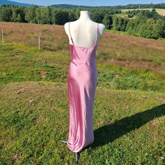 Satynowa sukienka Pretty Lavish – pudrowy róż, obcisła, rozm