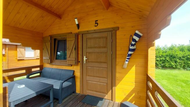 Przytulne domki nad morzem , przy lesie .