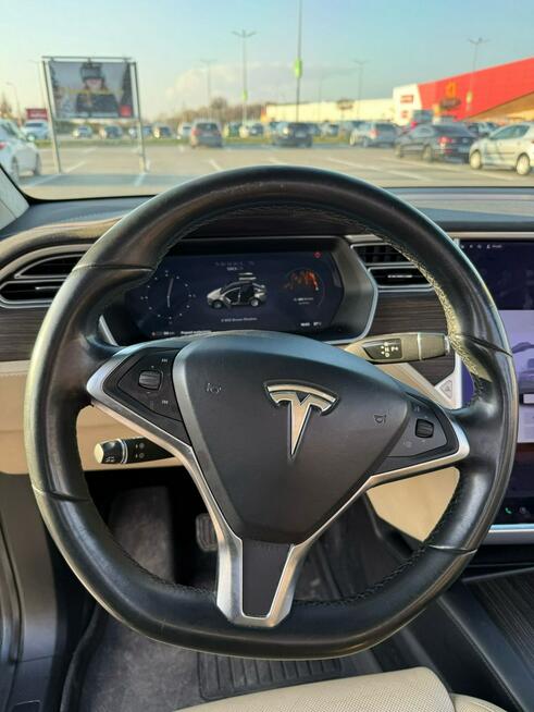 Tesla x darmowe ładowanie