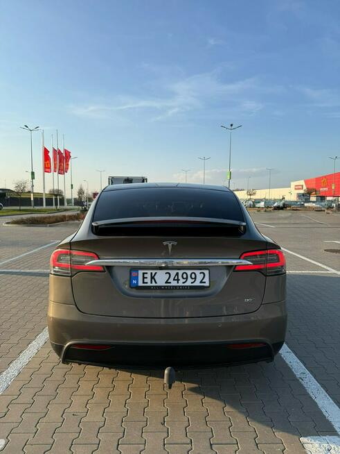 Tesla x darmowe ładowanie