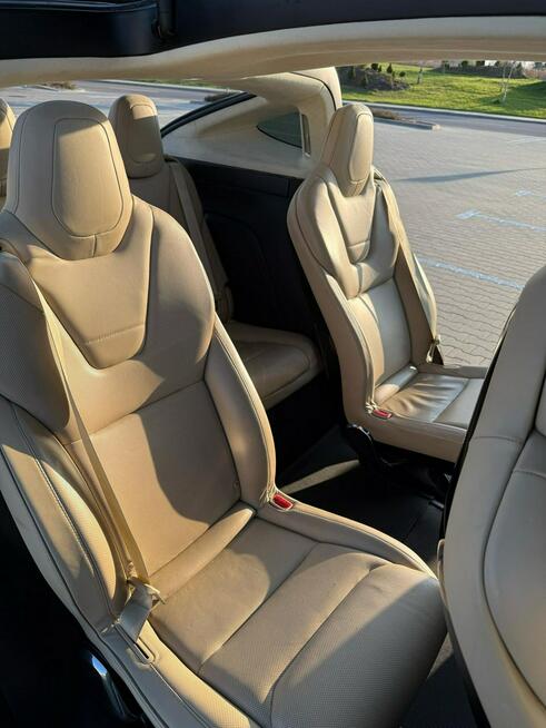 Tesla x darmowe ładowanie