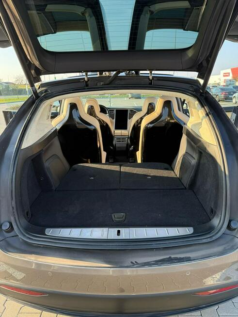 Tesla x darmowe ładowanie