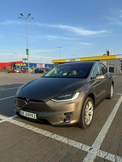 Tesla x darmowe ładowanie