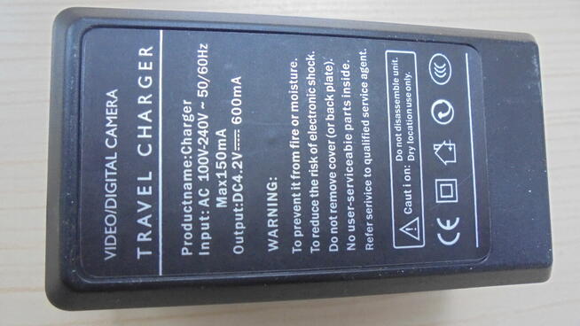 Uniwersalna ładowarka akumulatorów do aparatów cyfrowych