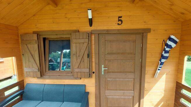 Przytulne domki nad morzem , przy lesie .