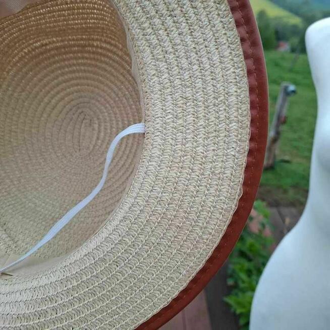 Kremowo-beżowy kapelusz z odpinanym paskiem z eko skóry