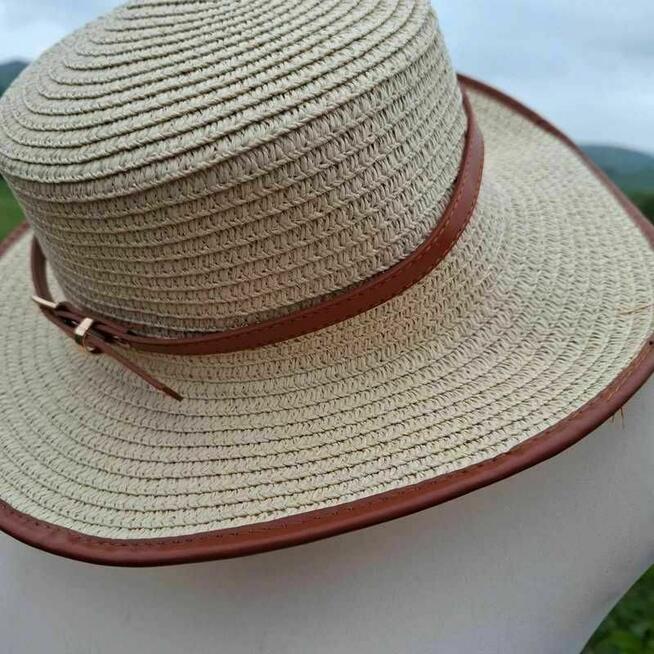 Kremowo-beżowy kapelusz z odpinanym paskiem z eko skóry