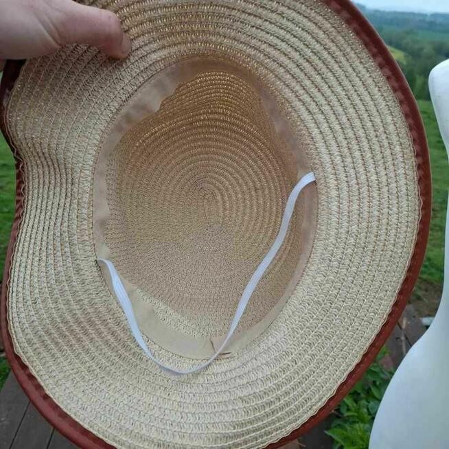 Kremowo-beżowy kapelusz z odpinanym paskiem z eko skóry