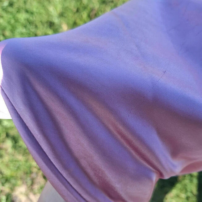 Satynowa sukienka Pretty Lavish – pudrowy róż, obcisła, rozm