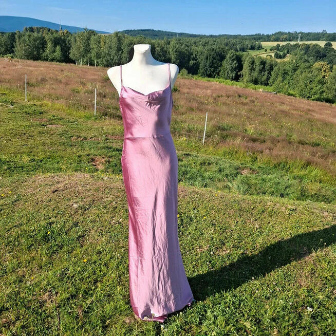Satynowa sukienka Pretty Lavish – pudrowy róż, obcisła, rozm