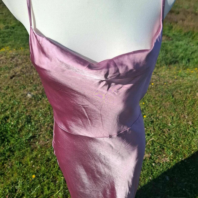 Satynowa sukienka Pretty Lavish – pudrowy róż, obcisła, rozm