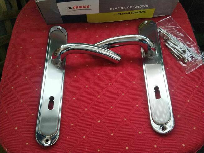 Klamka Do Drzwi Drzwiowa srebrna z szyldem Domino na klucz