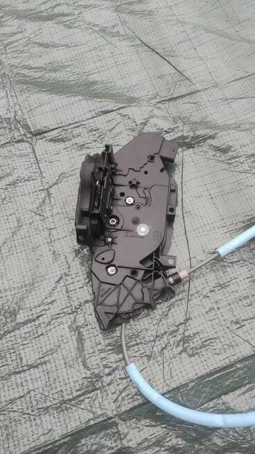 Zamek drzwi lewy tył linki BMW F40 F44 G20