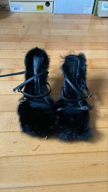 Sandały z futerkiem w 3 kolorach