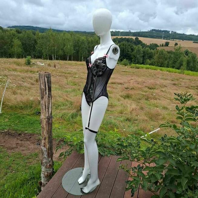 Zmysłowy komplet bielizny: koronkowe body + pończochy