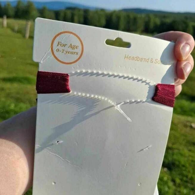 Komplet niemowlęcy – bordowa opaska i białe skarpetki