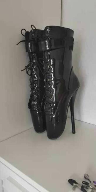 Kozaki na wysokim obcasie wiązane