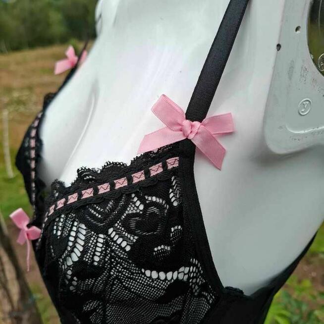 Zmysłowy komplet bielizny: koronkowe body + pończochy