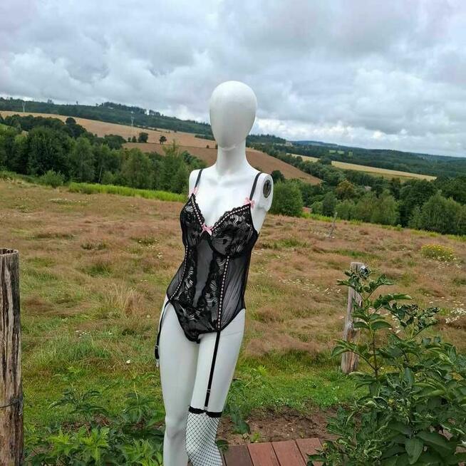 Zmysłowy komplet bielizny: koronkowe body + pończochy