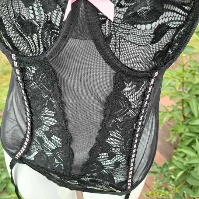 Zmysłowy komplet bielizny: koronkowe body + pończochy