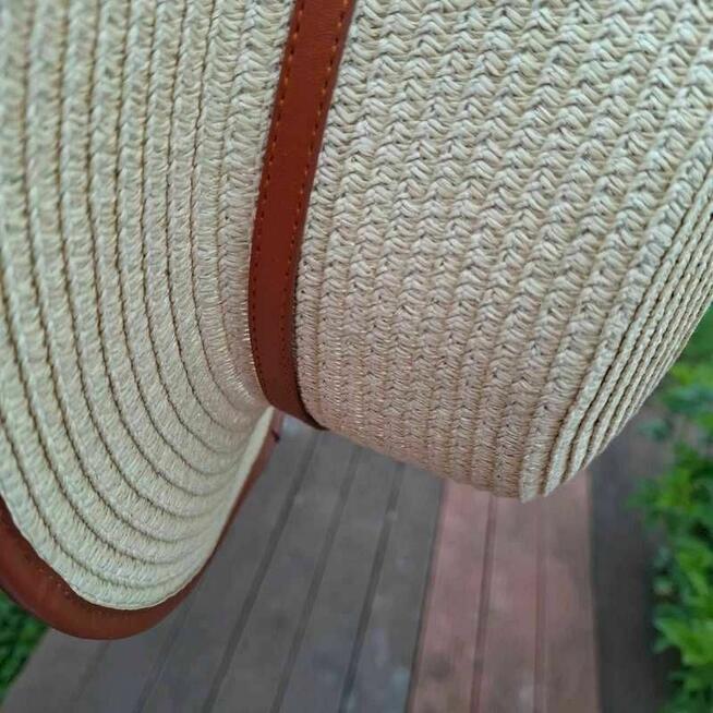 Kremowo-beżowy kapelusz z odpinanym paskiem z eko skóry