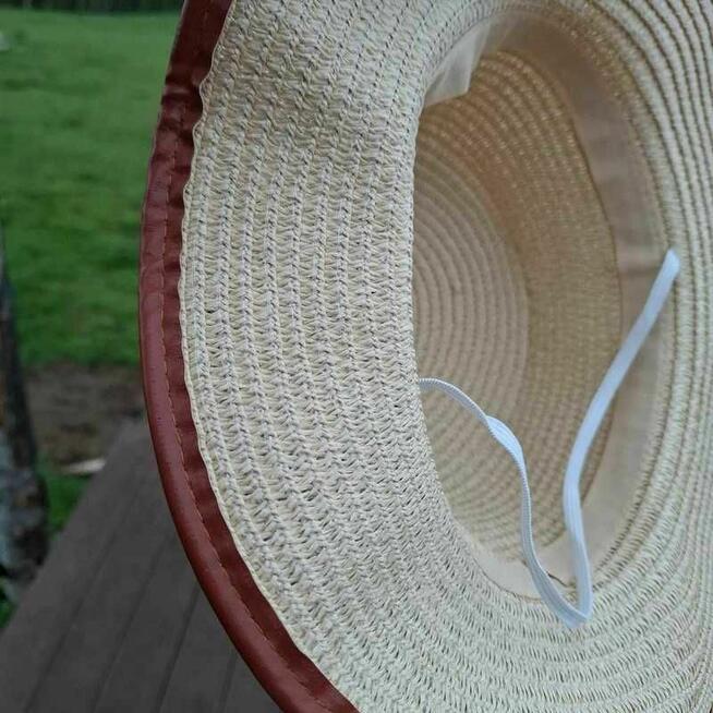 Kremowo-beżowy kapelusz z odpinanym paskiem z eko skóry