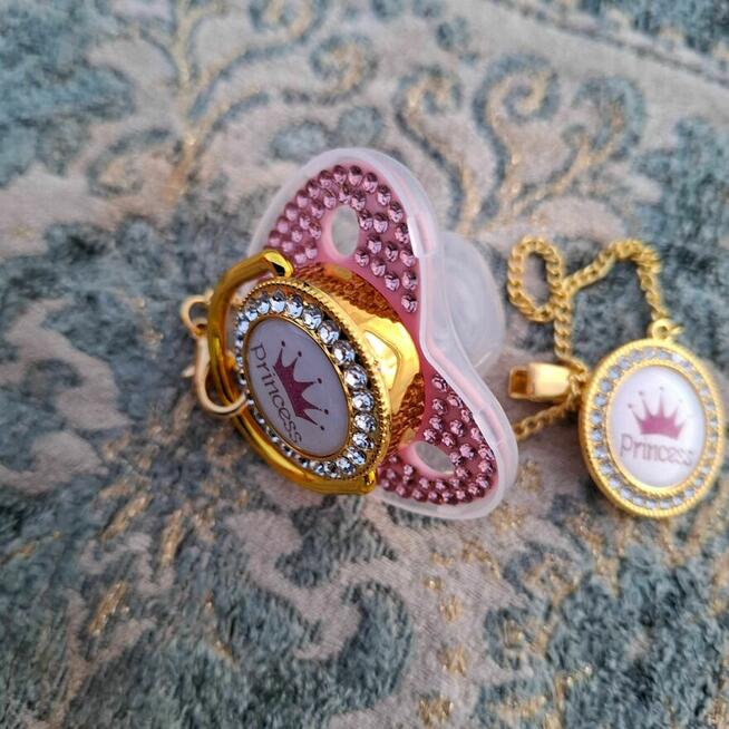 Luksusowy smoczek Princess z łańcuszkiem – nowy błysk!