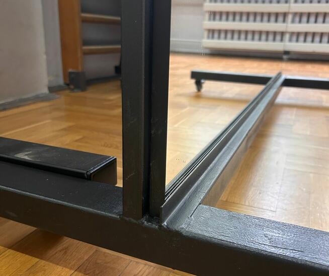 Mobilne lustra w stalowej, jezdnej ramie (czarny mat)